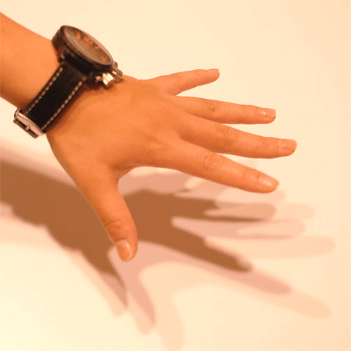 ダウンライトと手の影