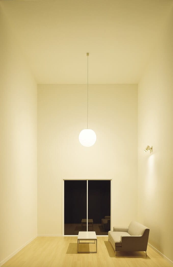 壁・天井全体に光が当たっている空間