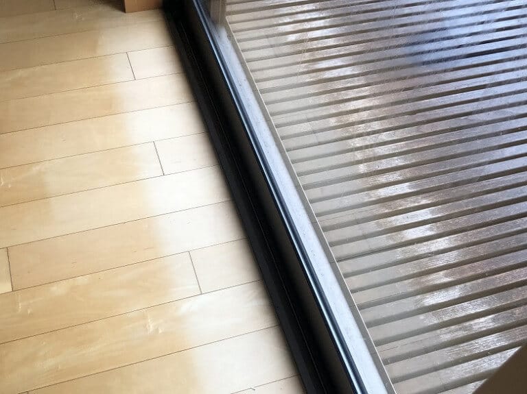 長年直射日光を受けたことで色変化した、窓際カーテン裏のフローリング