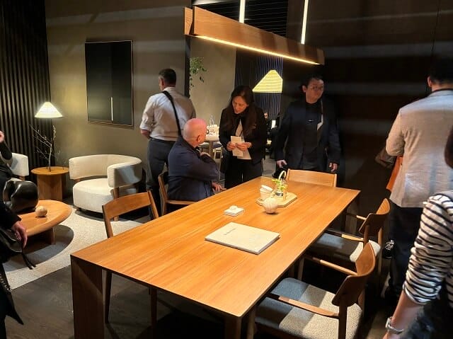 カリモクの展示家具　ケヤキのダイニングテーブル