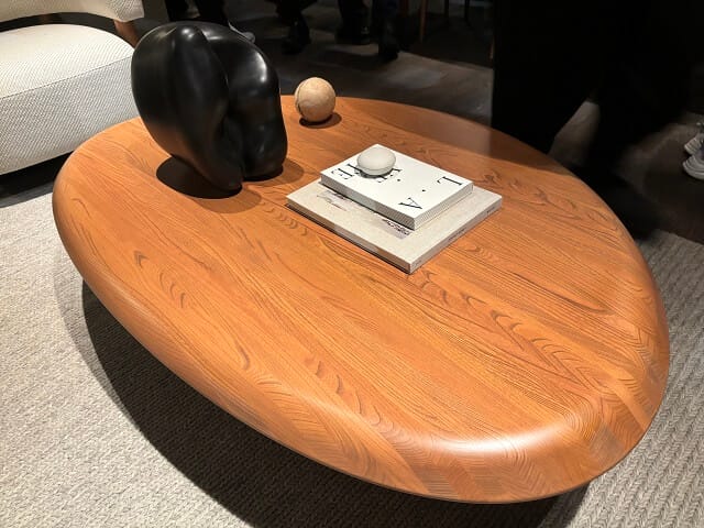 ケヤキの柾目材と板目材を細かく継いだローテーブル