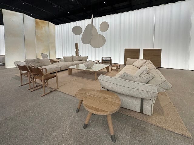 アースカラーでまとめられた「FLEXFORM」の展示